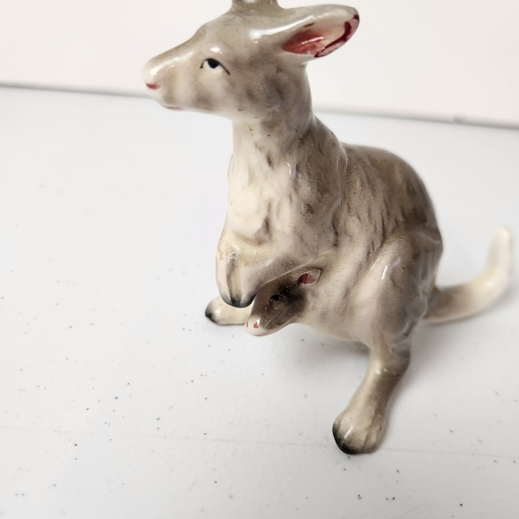 Vintage Japan Ceramic Kangaroo Joey Hand Painted Figurine Japan 1960s Kitsch - Picture 2 of 8